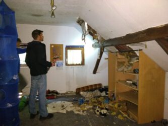 2020-10-03 Dachboden, ehemaliges Kinderzimmer Nr. 4, mit Uli und Loch im Dach