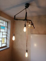 2021-10-27 Die alte Wasseruhr -ausgebuddelt aus dem Küchenboden - fungiert nun als Treppenhaus-Lampe.