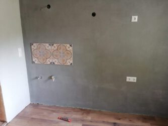 2021-08-27 Das Dorm "Schlumpfendorf". Hier kommt mal ein Waschbecken hin.