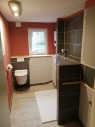2021-12-29 Badezimmer: gefliest + frisch gestrichen