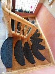 2022-03-04 Die Treppe hat ihren letzten Schliff bekommen: Stufenteppich