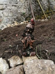 2021-08-19 Der Gartenzwerg schlummerte 8 Jahre lang 20 cm unter der Erde.
