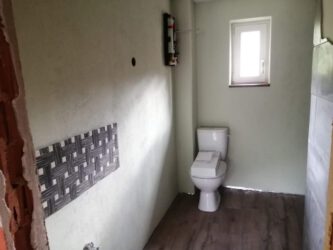 2021-08-18 Das Klo steht schon mal -aber unangeschlossen.