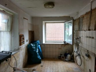 2020-10-03 Die Küche. Gewürze sind schon da.