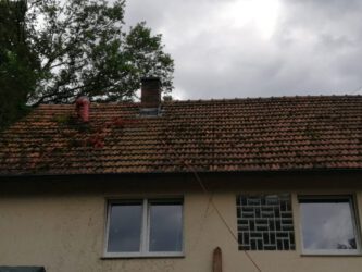 2021-07-13 Mit Klo- und Drahtbürste wird das Dach geschrubbt.