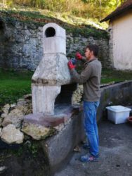 2021-10-16 Repariert und wieder aufgebaut: Den ollen Grillkamin hatten wir in Stücken und verstreut im Vorgarten gefunden.