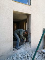 2021-03-29 Der Durchbruch durch die massiv-felsige Wand. In das Loch kommt dann eine Terrassentür.