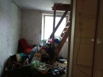 2020-11-11 Den Müll vom Dachboden schmeißen wir einfach runter.