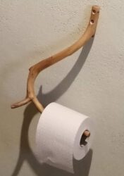 2021-10-19 Hier der Klorollenhalter aus den gesammelten Zweigen