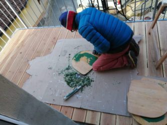 2022-03-01 Abbeizen ist Kackarbeit. Hier die Sitze der ebay-Barhocker