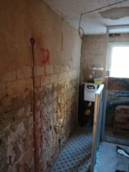2021-03-24 Toilettenkasten im Bad. Nur für schmale Leute erreichbar.