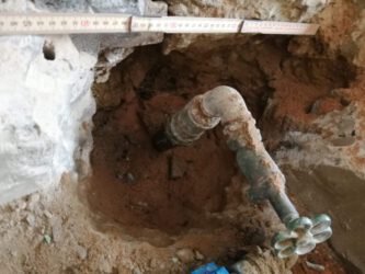 2021-01-18 Der alte Wasserzähler ist im Boden versenkt.