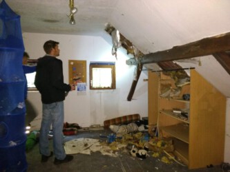 2020-10-03 Dachboden, ehemaliges Kinderzimmer Nr. 4, mit Uli und Loch im Dach