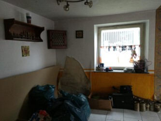 2020-10-03 Esszimmer. Ein paar Schnäpse stehen noch im Schrank.