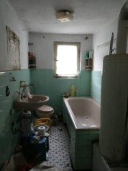 2020-10-03 Badezimmer. Hübsch. Braucht jemand eine Badewanne?