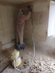 2020-12-09 Die komplette Farbe muss von der Wand gefräst werden. Krass staubige Angelegenheit.