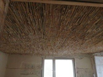 2020-12-30 Die alte Strohdecke muss leider auch weg.