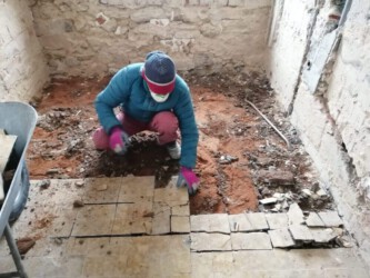 2021-01-16 Der Küchenfußboden wurde damals einfach auf Sand gefließt. Kann man machen.