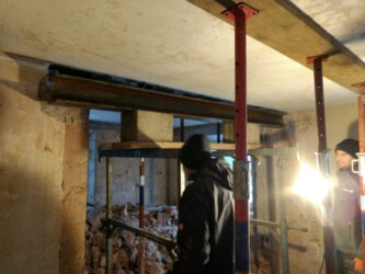 2021-02-01 Der 200 kg-Stahlträger wird hochgewuchtet.