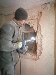 2021-02-02 Noch ein Loch...fürs Badezimmerfenster. Hier von innen.