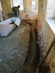 2021-03-01 Wir verlegen die Ring-Erdung. Der Sandboden ist wenigstens DAFÜR praktisch.