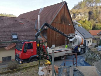 2021-03-22 Die Betonmischmaschine bringt den Boden.