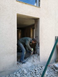 2021-03-29 Der Durchbruch durch die massiv-felsige Wand. In das Loch kommt dann eine Terrassentür.