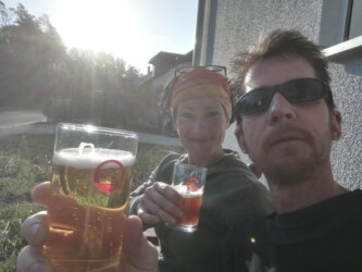 2021-04-04 Feierabendbier nach dem Ostersonn-Klettertag.