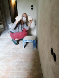 2021-07-01 Mit Helfern geht's schneller. Hier Nicole beim Feinschliff der Wände.