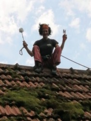 2021-07-13 Mit Klo- und Drahtbürste wird das Dach geschrubbt.