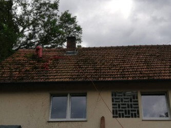 2021-07-13 Mit Klo- und Drahtbürste wird das Dach geschrubbt.