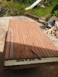 2021-07-15 Die Haustür wird geschliffen und gestrichen.