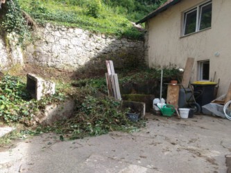 2021-08-06 Im Vorgarten haben wir Teile eines Grillkamins gefunden.