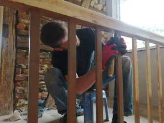 2021-08-19 Der Lack muss ab vom Treppengeländer.