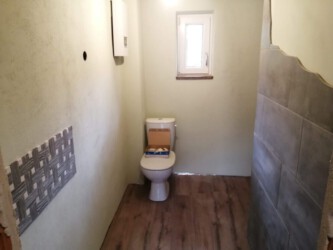 2021-08-27 Das Gemeinschaftsbad. Das Klo steht schon mal - aber noch nicht benutzbar.