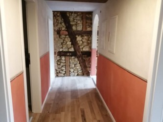 2021-09-24 Der Flur ist soweit fertig. Mit Bordüre aus unserem alten Kletterseil.