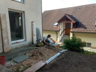 2021-09-27 Der Beton für die Balkonstelzen ist gegossen und wird nun geebnet.