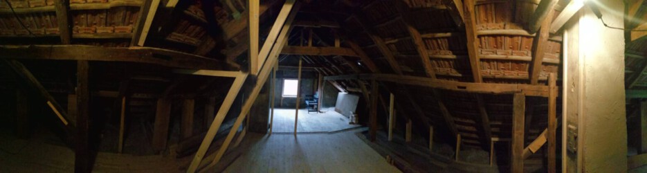 2021-10-04 Die ersten Balken für die Boulderwand stehen schon (die hellen auf der linken Seite).