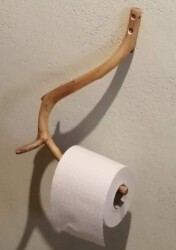 2021-10-19 Hier der Klorollenhalter aus den gesammelten Zweigen