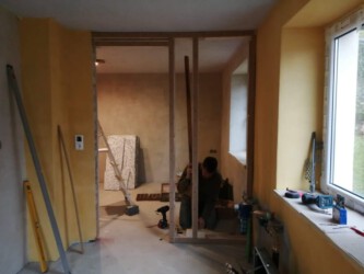 2021-10-19 Uli baut die Wand zum Schlafzimmer im Erdgeschoss
