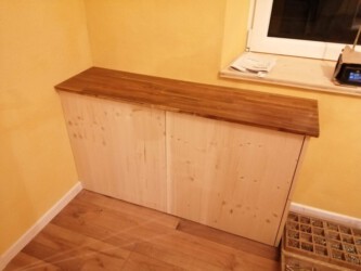 2022-01-05 Die olle Wasseruhr hat eine eigene Hütte.