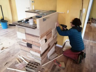 2022-01-17 Aus Holzresten bauen wir die Küchentheke.