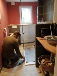 2022-01-18 Uli stellt die Duschseitenwand auf.