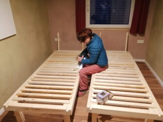 2022-01-22 Insgesamt 200 Lattenroste mit 400 Schrauben befestigen.