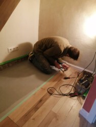 2022-01-24 Ein kleiner Rückschlag: Wasser tropfte aus einer Leitungsverbindung. Der neue Boden hinüber - muss nochmal ausgetauscht werden.