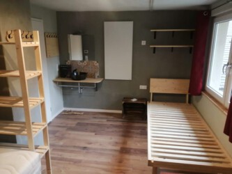 2022-02-01 Ein Bett im Drei-Bett-Zimmer