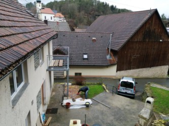 2022-02-04 Uli baut die Terrasse fürs Apartment.