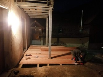 2022-02-05 Nachtarbeit. Die Terrasse soll heute noch fertig werden!