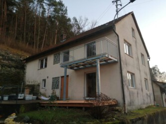 2022-02-09 Von außen immer noch ein grauenhafter Anblick.