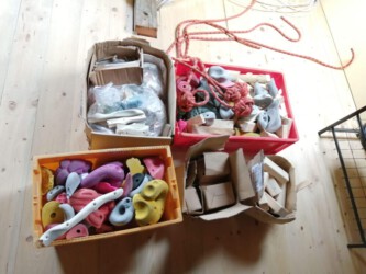 2022-02-22 Die Klettergriffe warten auf ihren Einsatz.